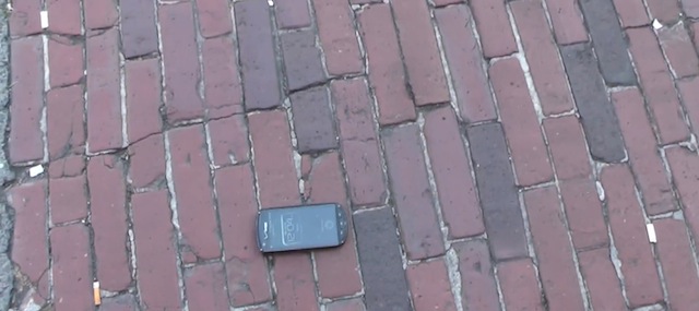 Thử nghiệm độ bền của Kyocera Brigadier