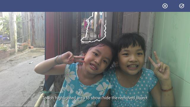 Bạn chỉ cần chạm hơn 1s vào phần bị đánh dấu, để khiến nhân tố đó quay lại lúc chưa đi ngang qua ống kính