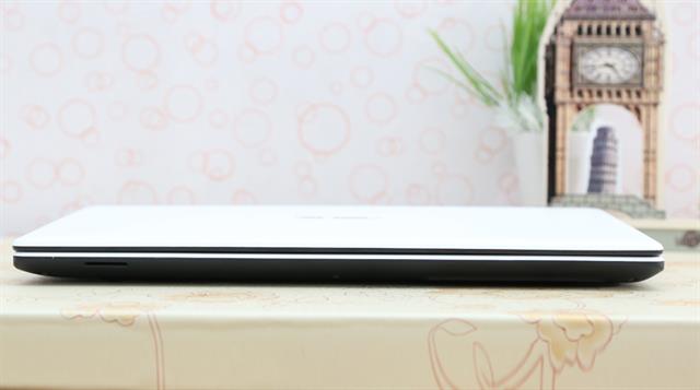 Cạnh trước có khe cắm thẻ nhớ