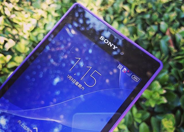 Viền màn hình phía trên có logo thương hiệu Sony, dải loa thoại và camera phụ 1.1MP