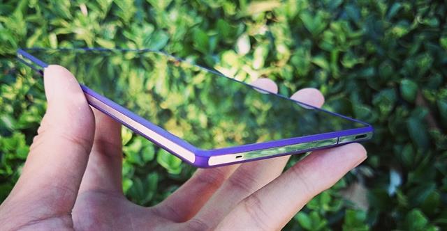 Cạnh trái và đáy máy