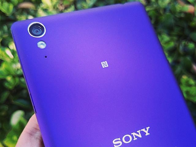 Camera 8MP, đèn LED Flash và mic khử tiếng ồn