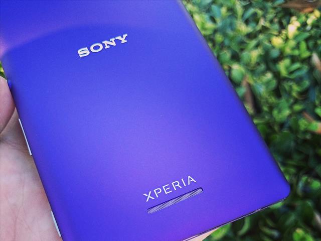 Dải loa ngoài và logo Xperia