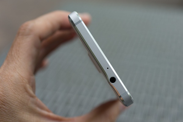 Smartphone viền kim loại đầu tiên của Samsung