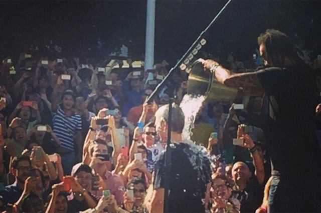 CEO Apple bị dội nước đá lên đầu