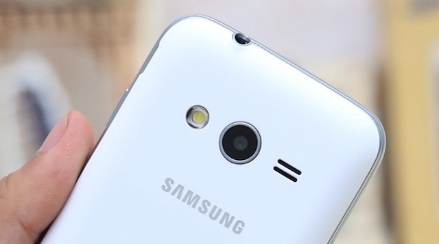 Camera sau 3MP và đèn Flash LED của Galaxy V