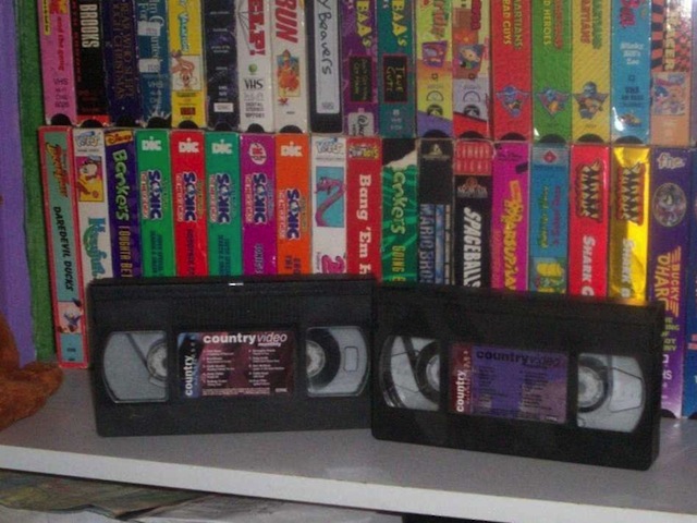 Đĩa DVD phải đợi tới năm 2005 mới phổ biến nên vào năm 1994, người ta phải xem hoặc thu các bộ phim trên băng VHS