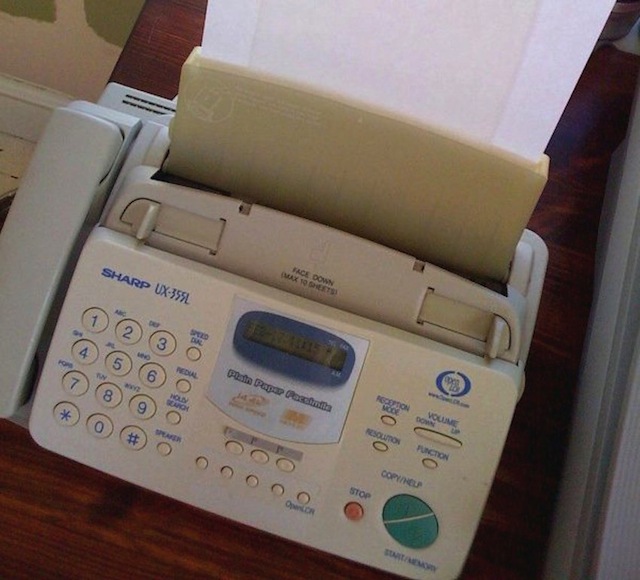 Email là một dịch vụ xa xỉ và không phải ai cũng có tài khoản email nên fax là công cụ truyền tin phổ biến nhất lúc bấy giờ