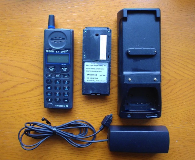 Điện thoại di động cũng đã bắt đầu xuất hiện nhiều nhưng chúng không có màn hình cảm ứng, thiết kế khá cồng kềnh và cục sạc lớn không kém gì máy