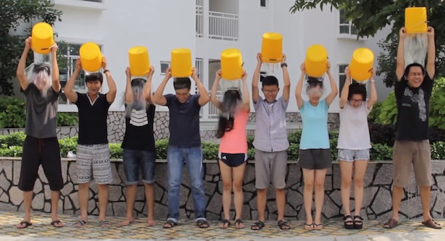 Cách thành viên trang Techrum tắm nước đá