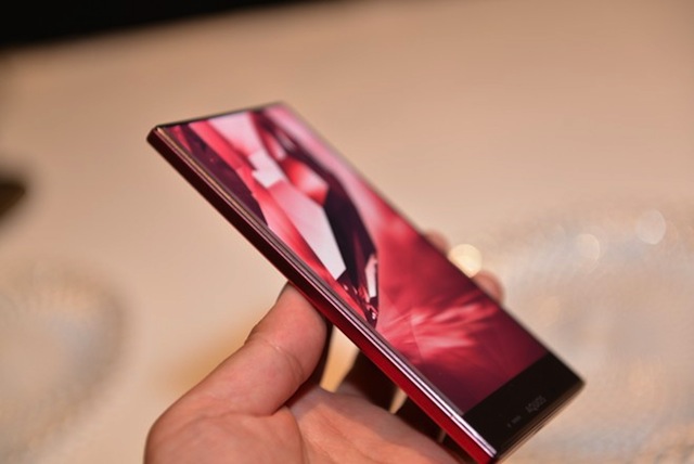Loạt ảnh thực tế của Aquos Crystal X