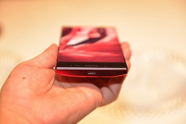 Loạt ảnh thực tế của Aquos Crystal X