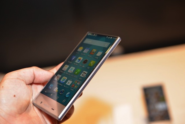 Loạt ảnh cận cảnh của Aquos Crystal