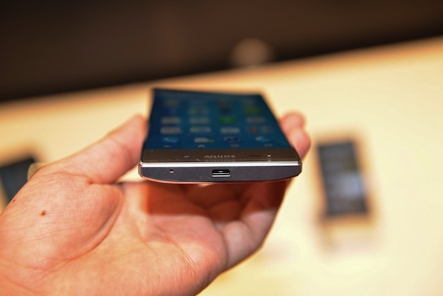 Loạt ảnh cận cảnh của Aquos Crystal