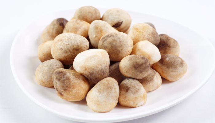 Straw mushrooms supporting the treatment of obesity and dyslipidemia
