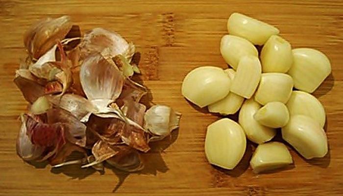 Peel garlic clean and quick by putting it in the microwave