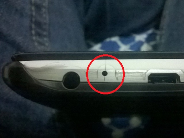 Vết nứt chạy qua lỗ microphone