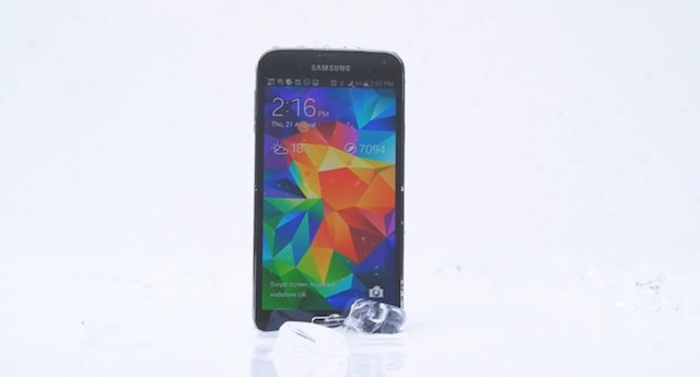 Galaxy S5 bị đổ nước đá