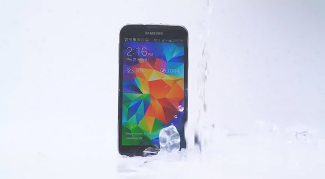 Galaxy S5 bị đổ nước đá