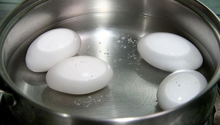 Trứng luộc sẽ không bị nứt với một ít muối
