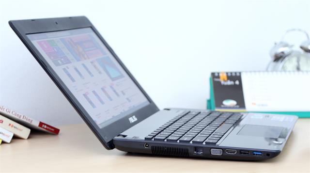 Cạnh trái có Jack sạc, cổng LAN, cổng VGA, cổng HDMI, USB 2.0, USB 3.0 và jack âm thanh