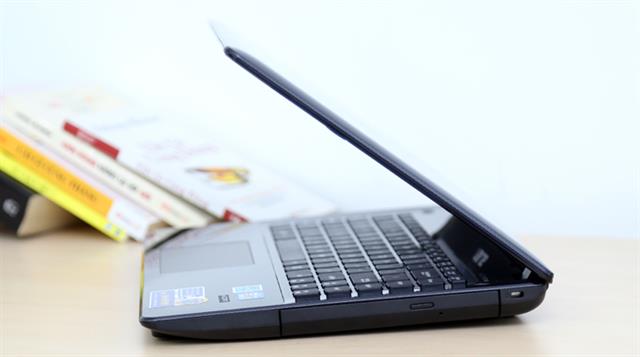 Cạnh phải có ổ đĩa quang