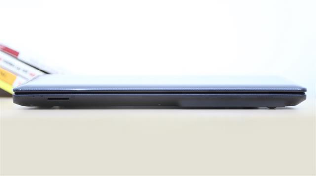 Cạnh trước có khe gắn thẻ nhớ