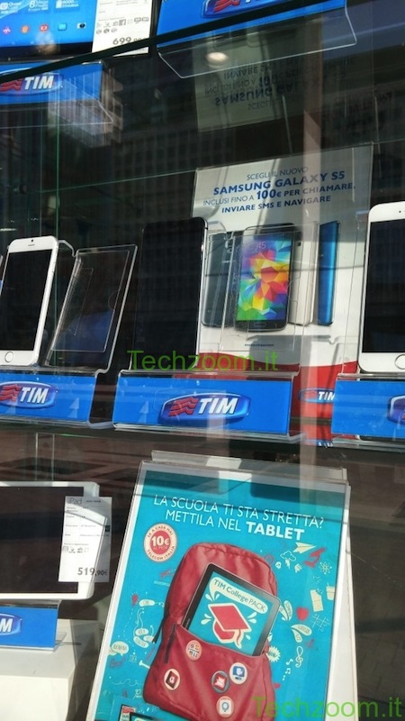 iPhone 6 trên kệ hàng