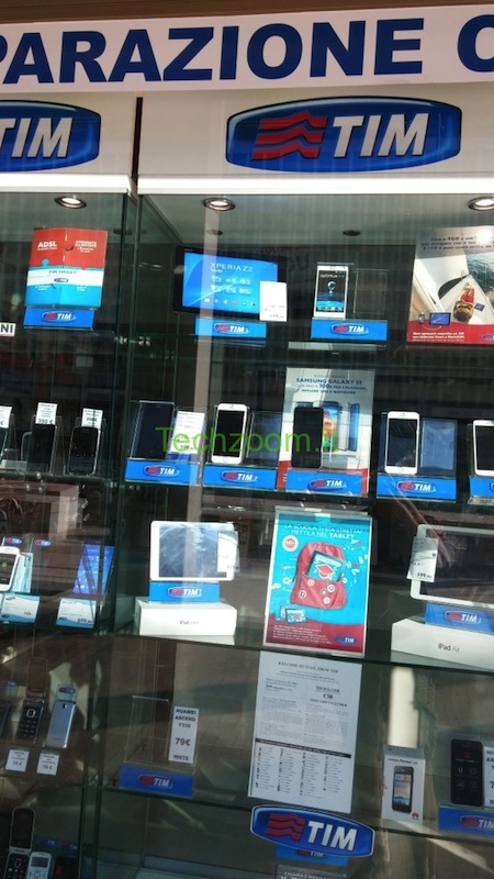 iPhone 6 nằm trên kệ hàng