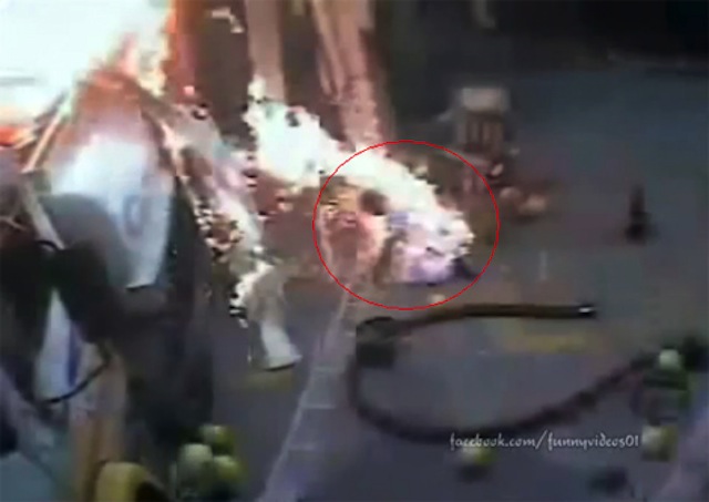 Người thanh niên bị biến thành đuốc sống