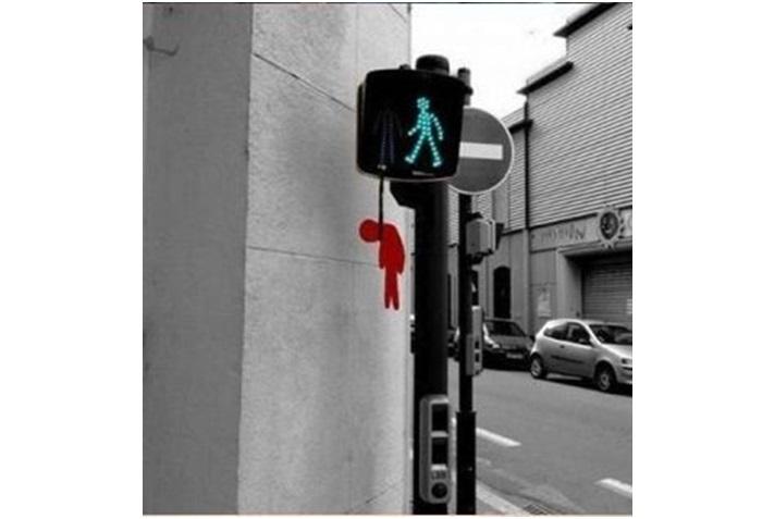 Điểm giao thông duy nhất mà bạn không phải dừng đèn đỏ vì đèn đỏ đã bị…treo cổ