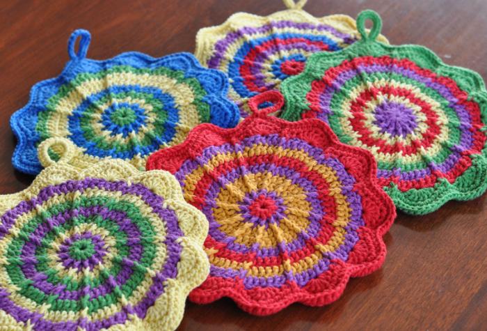 Pot holders with vibrant colors will be a highlight for your beautiful kitchen