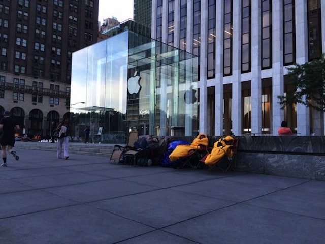 Những người ngủ vật vờ trước cửa hàng Apple