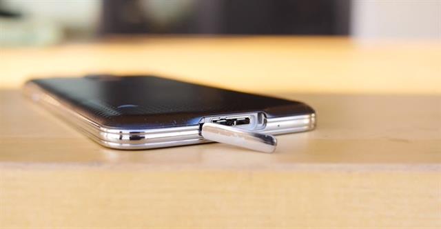 Tuy Galaxy S5 được trang bị thêm nắp đậy cho cổng kết nối...