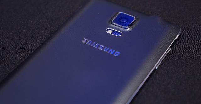 Cận cảnh cụm camera chính phía sau, cùng đèn LED Flash trợ sáng trên Galaxy Note 4