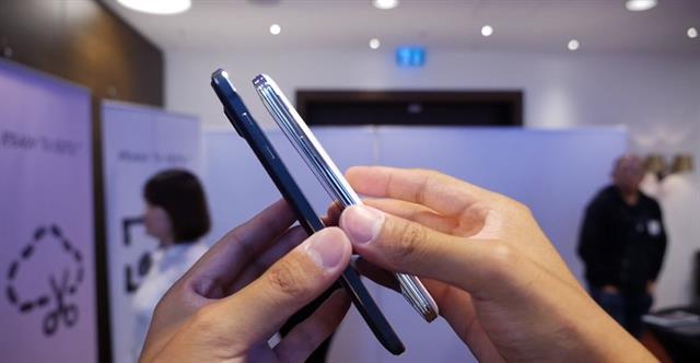 Bộ khung của Galaxy Note 4 hoàn toàn bằng kim loại, thay vì giả kim loại như trên Galaxy S5