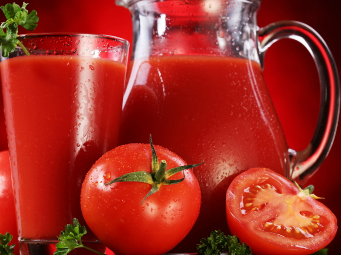 Trộn lẫn nước ép cà chua với sữa tươi để có hỗn hợp chăm sóc da