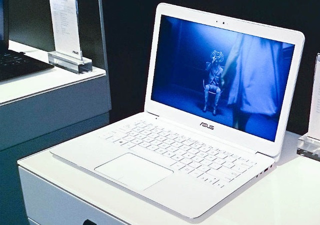 Asus Zenbook UX305 có kích thước rất gọn nhẹ