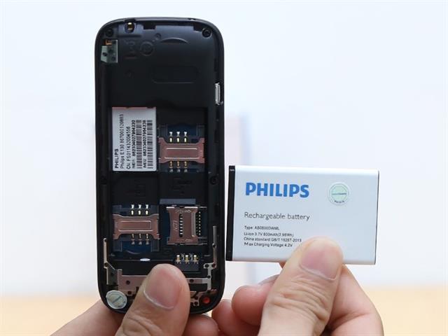 Cuối cùng, Philips E130 dùng thỏi pin chuẩn Li-Ion dung lượng 800 mAh