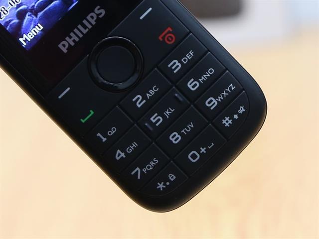 Nước sơn ký tự chữ/ số màu trắng nổi bật trên tông màu đen của máy