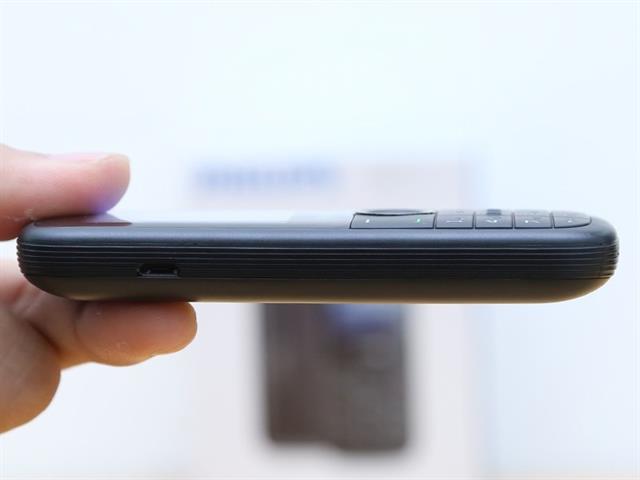 Cạnh trái có cổng microUSB/ Jack sạc