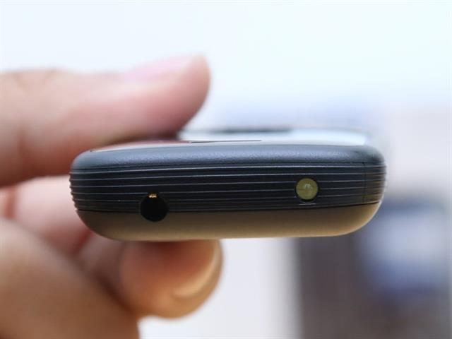 Đỉnh máy có Jack tai nghe và đèn pin