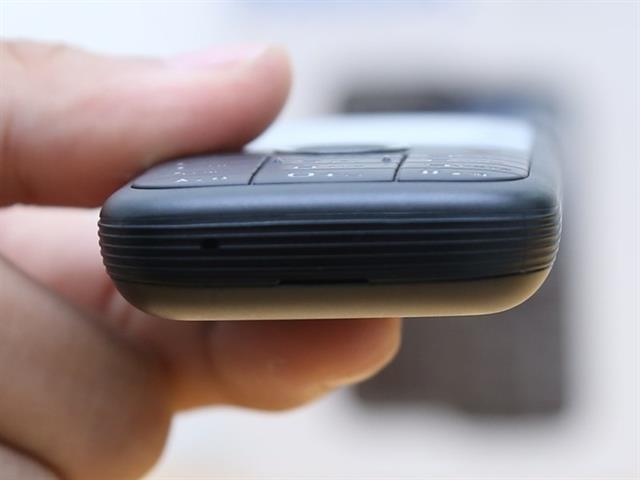 Đáy máy có cái ngàm để mở nắp lưng ra