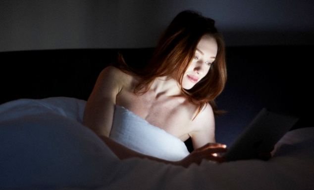 Còn bạn thường thức khuya để xem gì trên thiết bị di động?