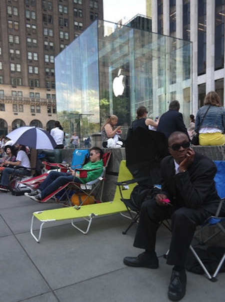 Nhiều người đang chờ đợi iPhone 6 trước Apple Store