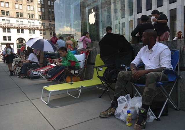 Nhiều người đang chờ đợi iPhone 6 trước Apple Store