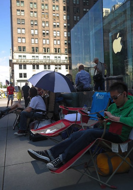 Nhiều người đang chờ đợi iPhone 6 trước Apple Store