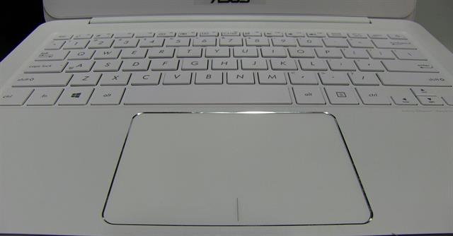 Cận cảnh bàn phím và chuột cảm ứng của Asus Zenbook UX305