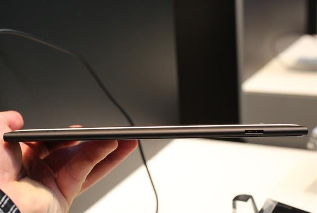 Máy mỏng chỉ 8.3mm và nặng 269g mà thôi