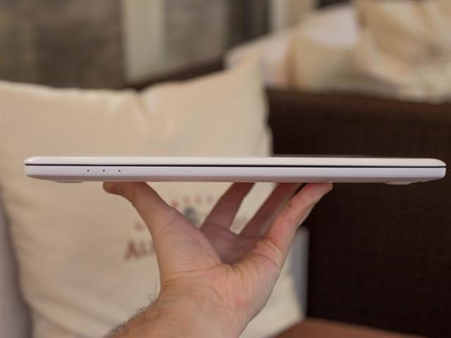 Dày 17,5 mm và trọng lượng 980g